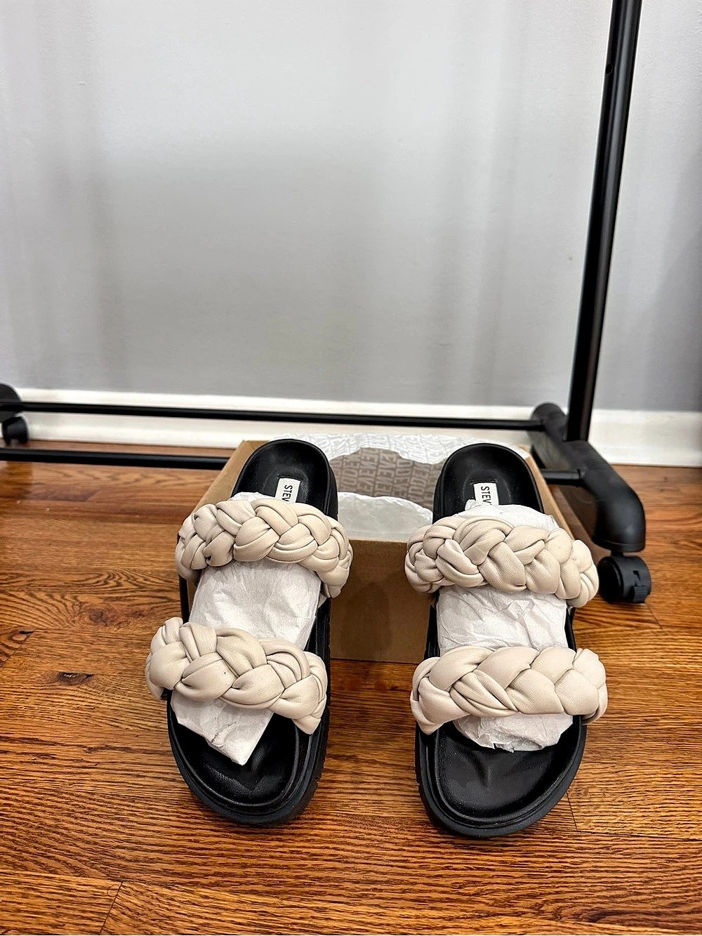 Brand New Steve Madden Shellby Cream Woven Footbed Slide Sandal Black & Cream